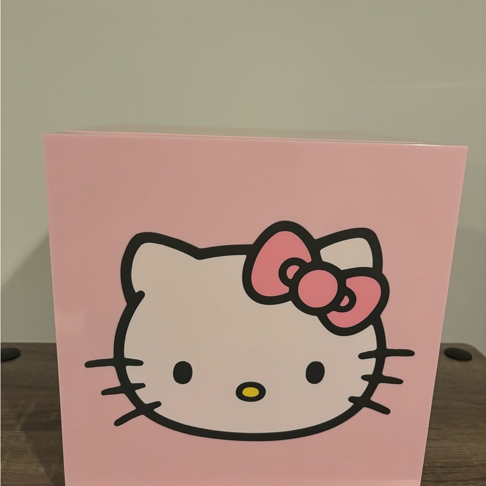 Hello Kitty like new mini refrigerator see all photos